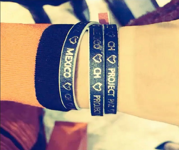 Un diseño sencillo pero elegante en cuero azul con letras plateadas que alternan un corazón y las iniciales de Carolina Herrera. 
