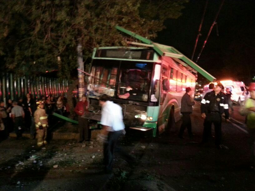 Elementos del cuerpo de bomberos fueron los primeros en llegar al lugar 