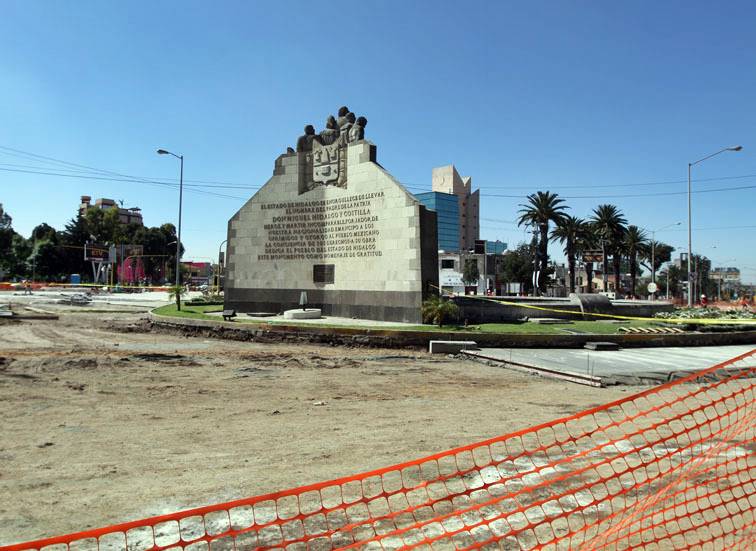 Es día de asueto pero continúan las obras del Tuzobús. 