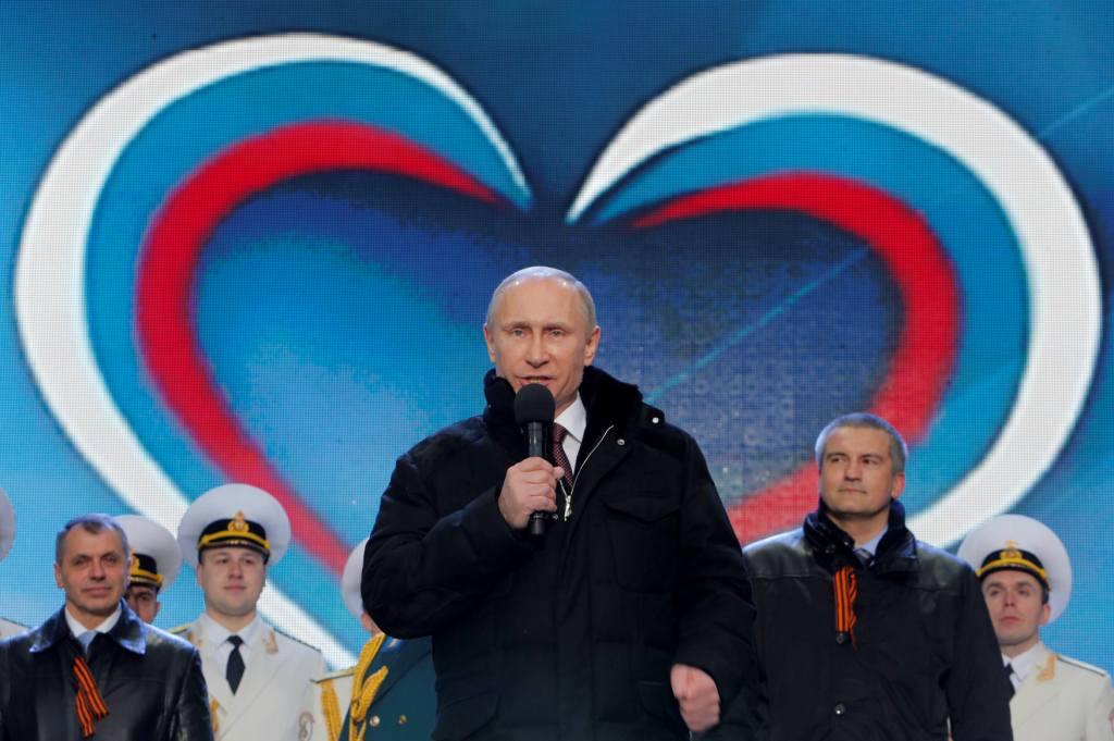 Después de firmar la adhesión de Crimea, el presidente Putin salió a la Plaza Roja a hablar con los habitantes de Moscú, antes de que iniciara el conc