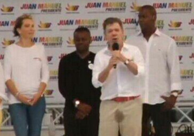 Presidente de Colombia se orina en acto público 