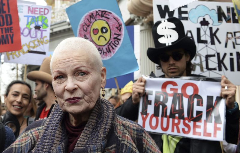 La diseñadora británica Vivienne Westwood lidera una marcha contra el "fracking" en Londres