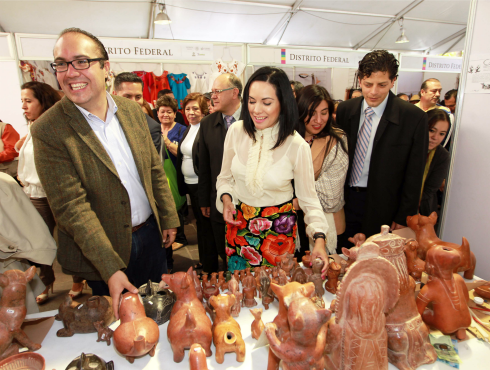 La Feria Nacional Artesanal, que inauguró el jefe delegacional, Mauricio Toledo, se mantendrá hasta el próximo 23 de marzo en el Jardín Hidalgo de la 