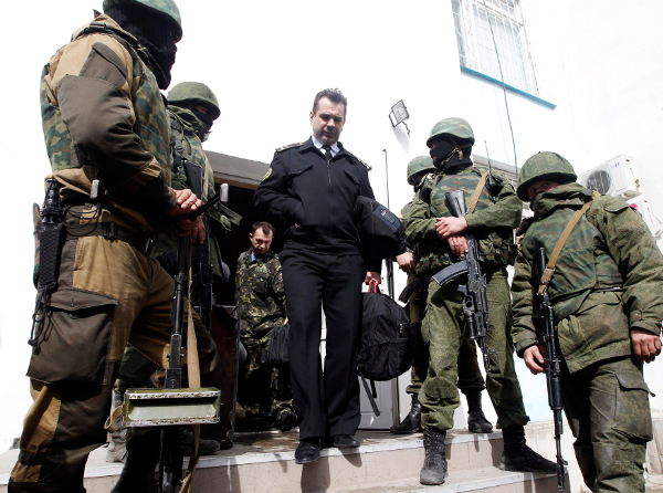 Fuerzas militares de Crimea se apoderaron de una base de la armada en el puerto de Sebastopol.