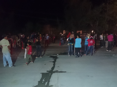 Habitantes del Fortín en Tixtla se cubrieron el rostro y portaban palos, machetes y piedras en las manos.