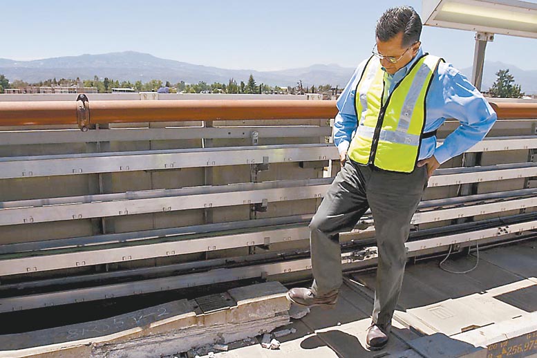 Joel Ortega recorrió las zonas afectadas de la Línea Dorada. 