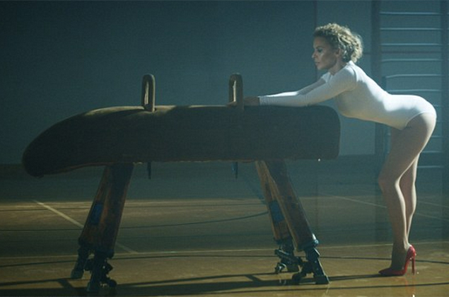 Kylie muestra su torneada figura en su nuevo video. 