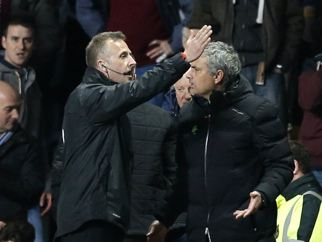 Mourinho encarando al cuarto árbitro 