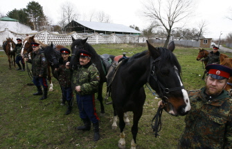 La política de Putin levanta temores: cosacos se preparan para patrullar un área junto a la frontera ruso-ucraniana en Rostov del Don
