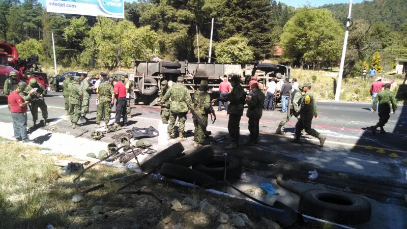 Se reporta un muerto y varios heridos por volcadura de camión de la SEDENA
