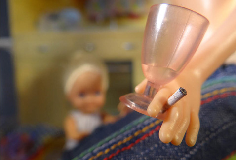 Una serie de fotografías muestran a Barbie luchando contra las adicciones.