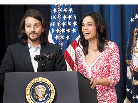 El protagonista de "Y tu mamá también" junto a la actriz Rosario Dawson.