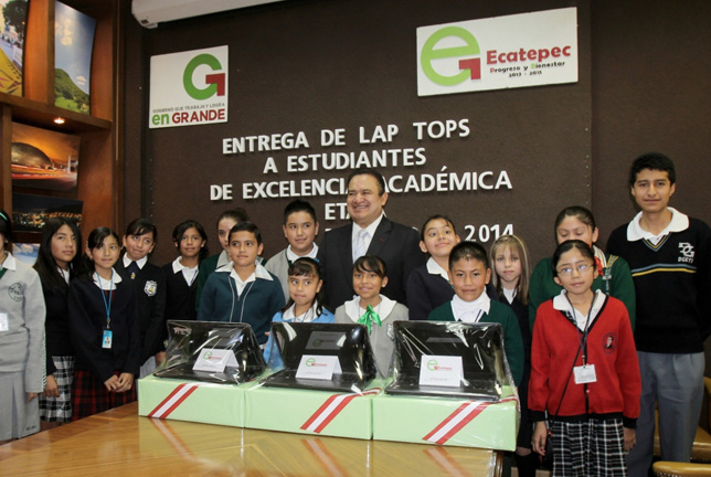 Entrega de laptosp a estudiantes de Ecatepec.