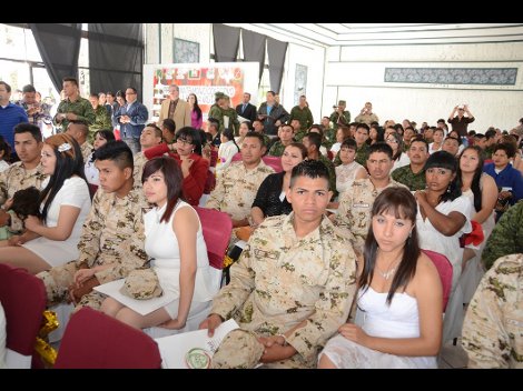 Un grupo de 67 elementos de tropa y un oficial del Ejército mexicano dieron el  “sí acepto”, en boda colectiva. 
