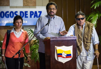Los líderes guerrilleros Ivan Marquez (c), Jesús Santrich (d) y la guerrillera Maritza Garcia (i), en el Palacio de Convenciones de La Habana
