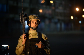 Un soldado de las fuerzas especiales afganas hace guardia junto al perímetro de seguridad del Hotel Serena