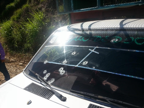 La camioneta presentaba 10 impactos de bala en el parabrisas y fue halalda en una carretera de terracería que conduce al basurero municipal del munici