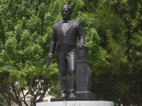 La estatua está ubicada en una plaza del centro de San Nicolás.