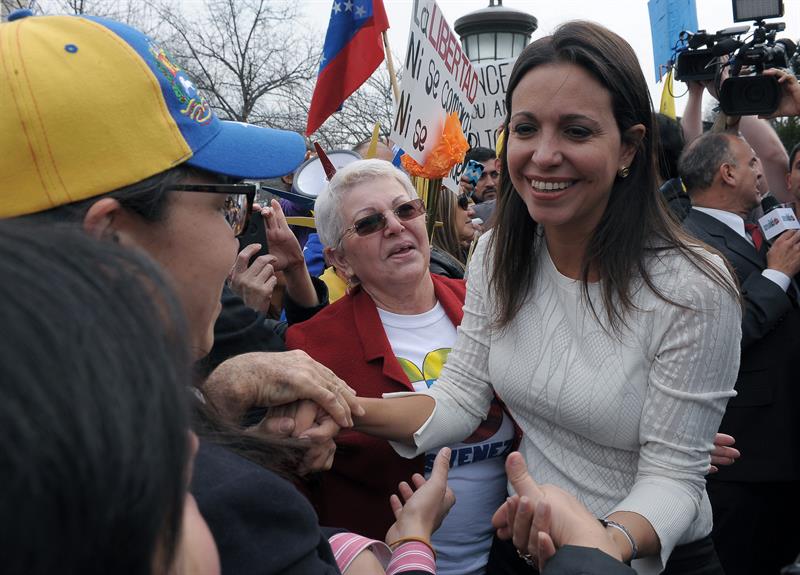 María Corina Machado saluda a opositores al gobierno venezolano durante una manifestación hoy ante la sede de la OEA en Washington