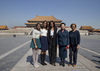 Michelle Obama (c), sus hijas Sasha (i), Malia (2i), su madre Marian Robinson (d) y la primera dama china, Peng Liyuan, en la Ciudad Prohibida 