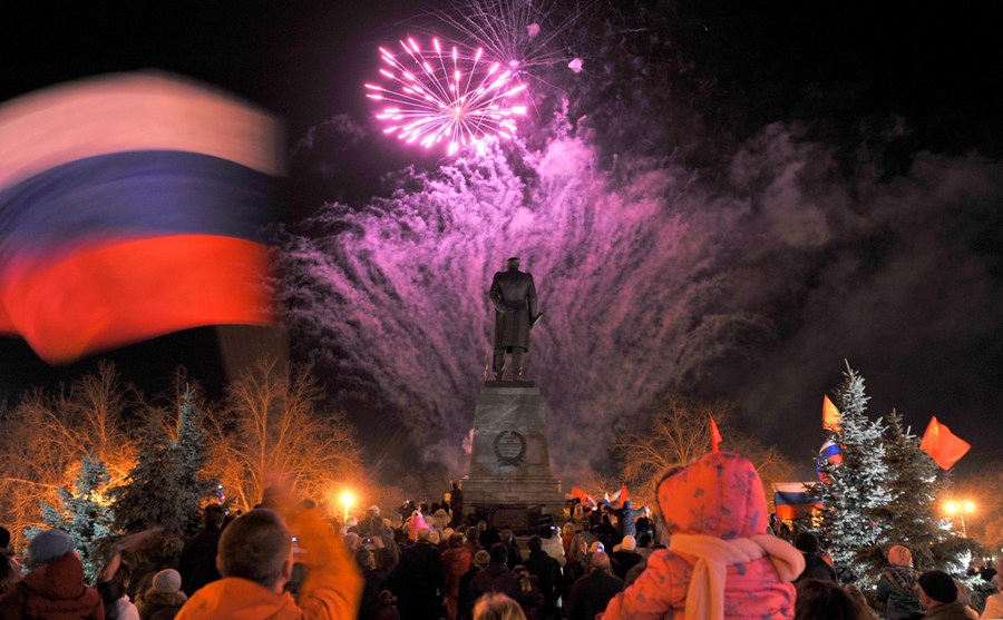 En Moscú, Simferópol, capital de la nueva república rusa de Crimea, y Sebastópol celebraron la adhesión de Crimea a Rusia. 