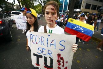 Una opositora a Maduro protesta ante el edificio de la OEA en Caracas