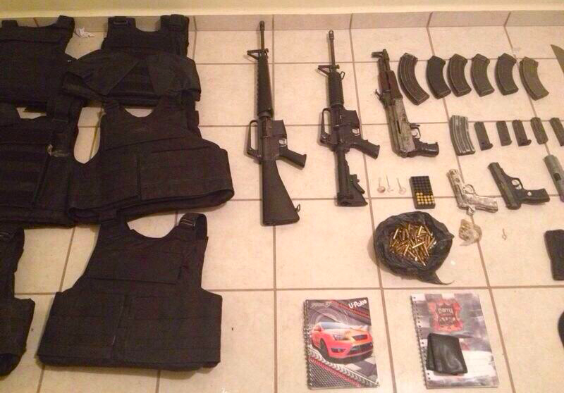 Se aseguraron armas y drogas.