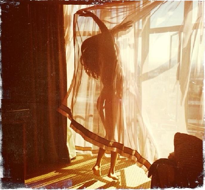 Selena Gomez se muestra desnuda al amanecer. 