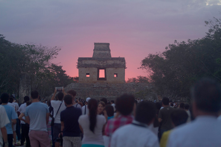 Desde muy temprana hora se realizó el equinoccio de Dzibichaltún, centro ceremonial maya; se caracteriza por el paso del sol en la puerta de la estruc