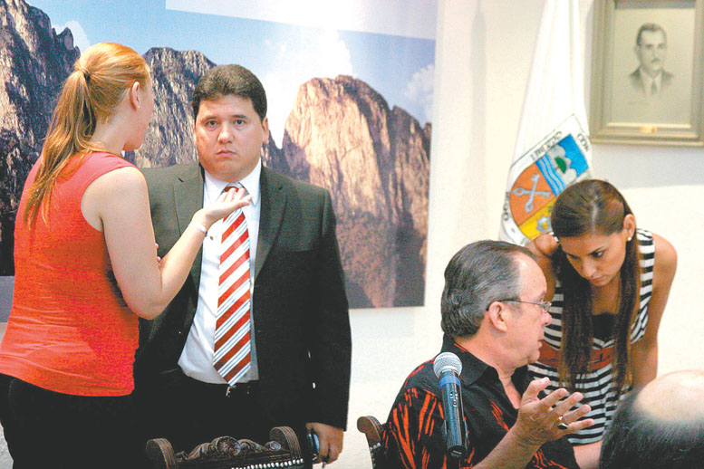 O Ugo Ruiz, actual alcalde, y Fernández Garza, su antecesor, durante una sesión con ediles.