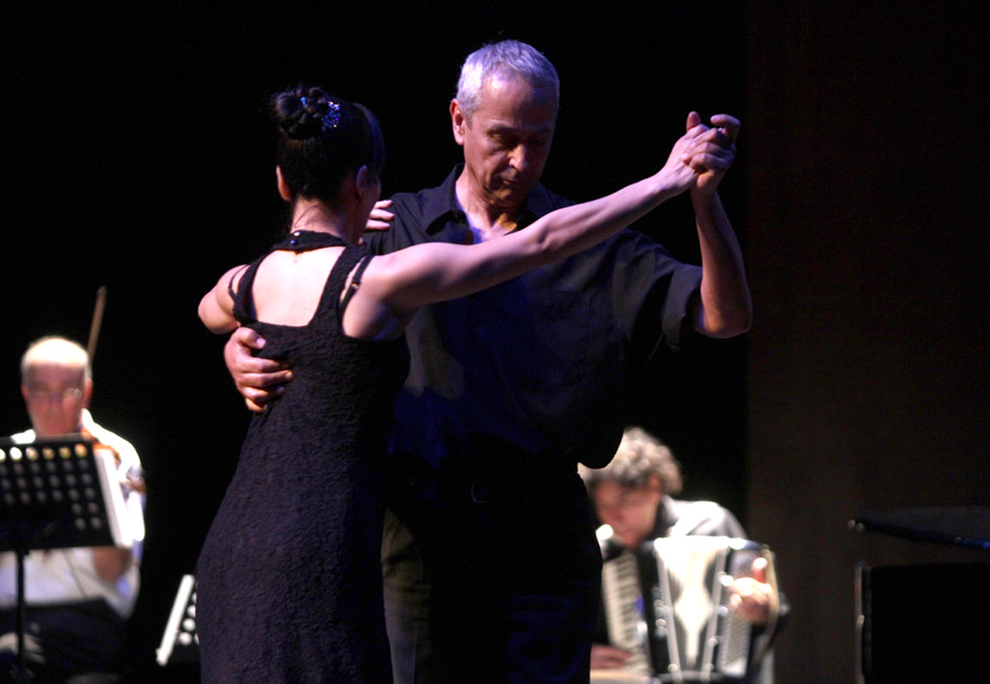 Bailarines de Mezquite expresaron el sentimiento del quinteto.