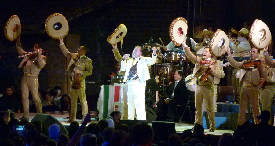 Juan Gabriel interpretó sus éxitos en Centro Fox.