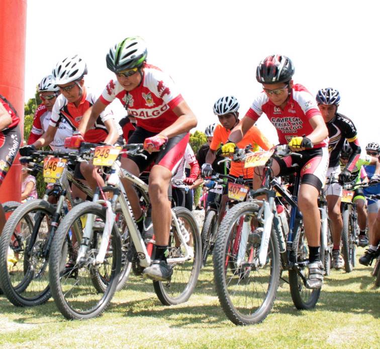 Más de 500 ciclistas de todo el país comenzaron las prácticas en uno de los circuitos más complicados del país. 