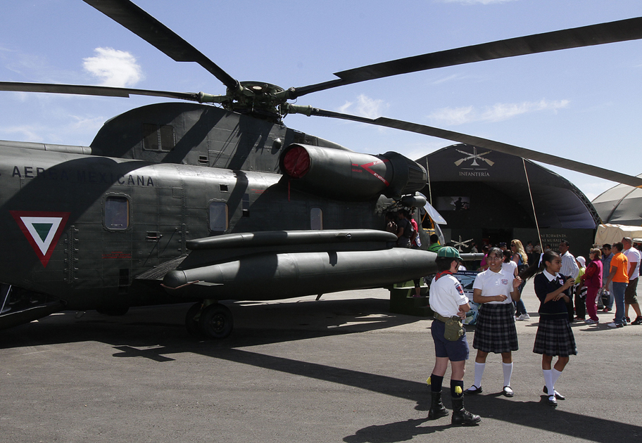 Niños aprovecharon para probarse los cascos de los elementos, y subir al gigantesco helicóptero Sikorsky.