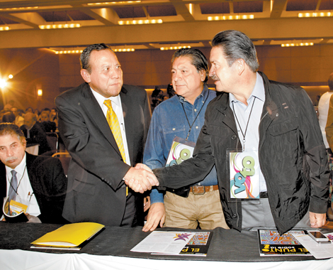 Zambrano saluda a Carlos Navarrete, uno de los aspirantes. 