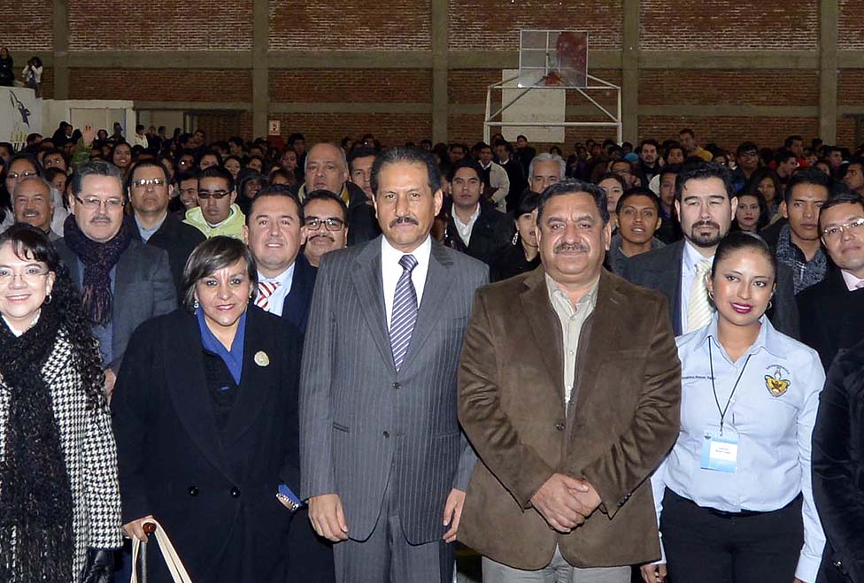 Alfonso Esparza Ortiz y profesores de la máxima casa de estudios en el estado.