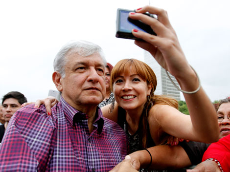 Andrés Manuel López Obrador se tomó fotos con simpatizantes.