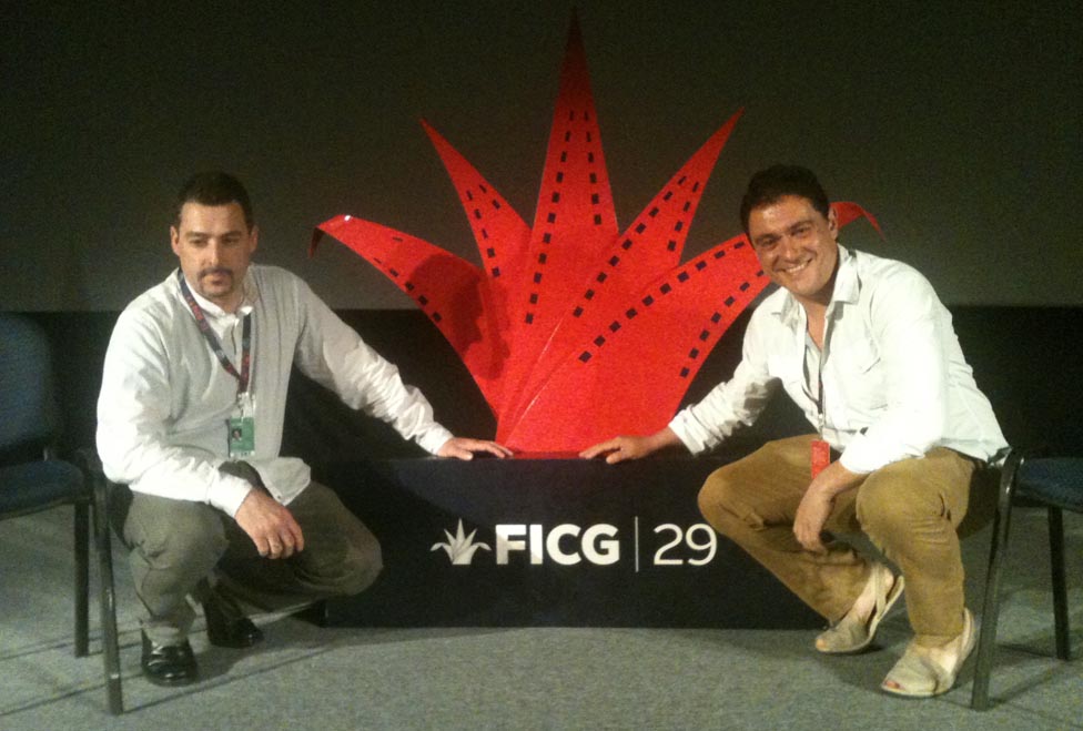 Cineasta y productor compartieron su experiencia al recabar la información del documental. 