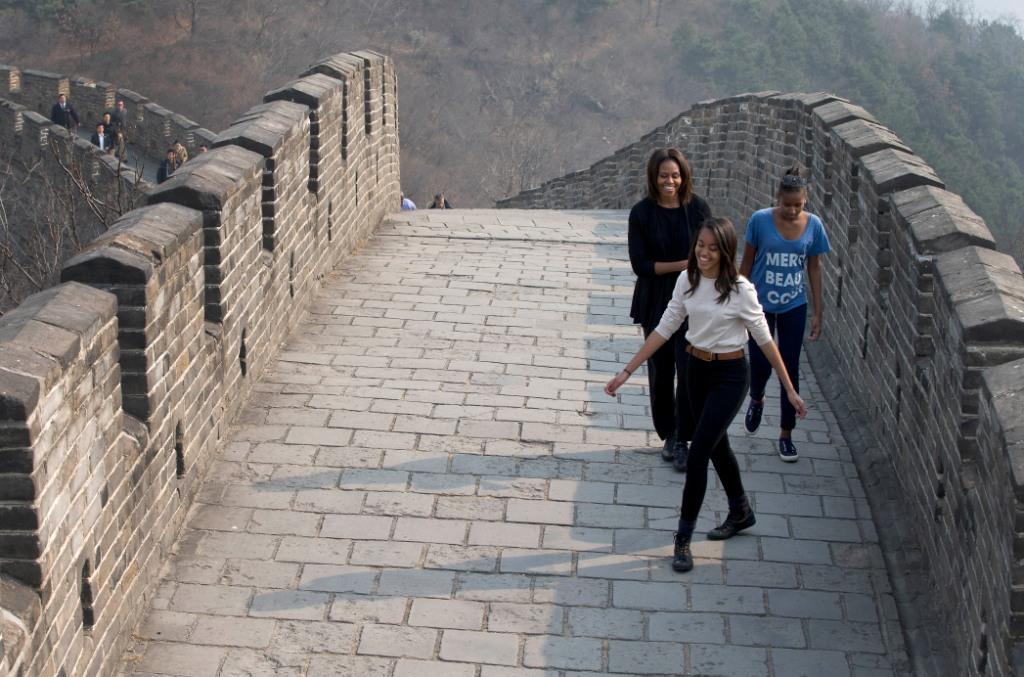 La primera dama de EU, Michelle Obama, recorrió junto a sus hijas, Malia y Sasha la Gran Muralla china.
