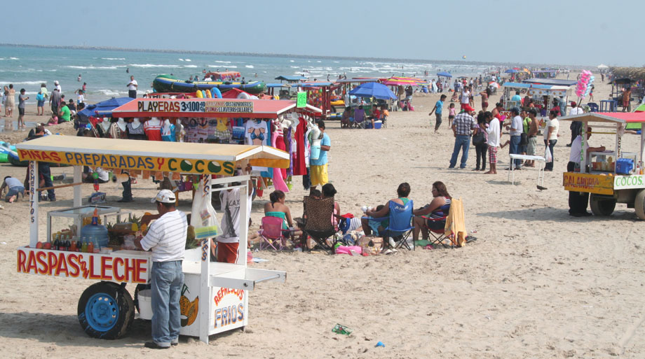 Se estima que se encuentran en playa Miramar alrededor de 8 mil personas