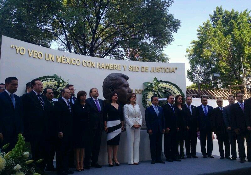 Guardia de honor en el CEN PRI en memoria de Luis Donaldo Colosio.