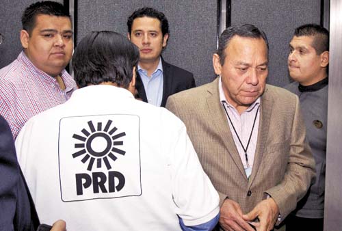 Jesús Zambrano llega al recinto.