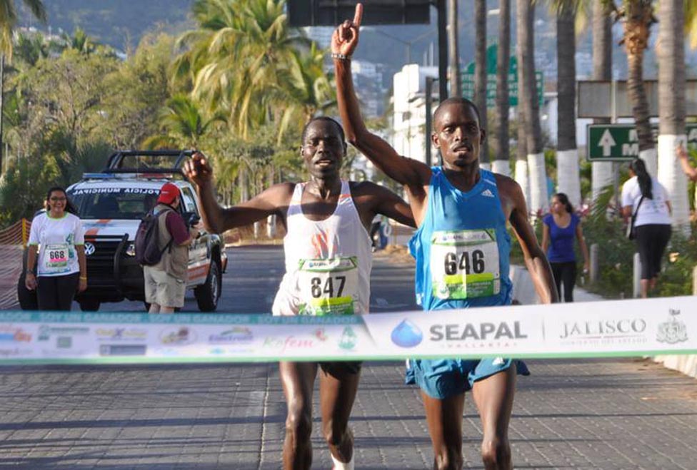Los kenianos obtuvieron el primero y segundo lugares del Medio Maratón. 