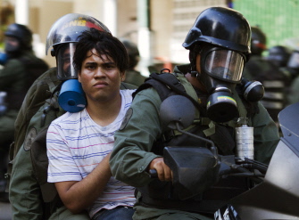 Miembros de la Guardia Nacional se llevan detenido a un estudiante después de una manifestación contra el gobierno en Caracas