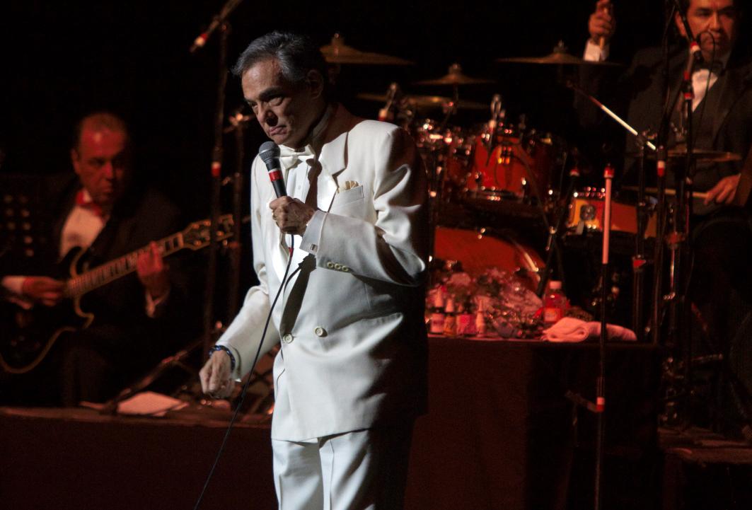 "El principe de la canción" engalanó el Teatro Metropolitan con sus canciones más memorables. 