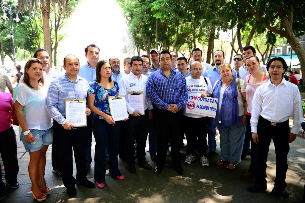 Recolecta de firmas en Coyoacán contra la instalación de parquímetros.