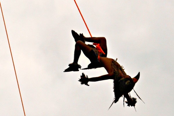 El ritual del volador de Papantla consiste en evocar a los dioses de los cuatro elementos y hacer un enlace entre el hombre y el sol. 