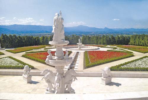 Alberga ocho cultivos temáticos y será capaz de exhibir 193 millones de flores anualmente.