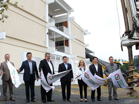 Los funcionarios dieron el banderazo para el inicio de las obras.