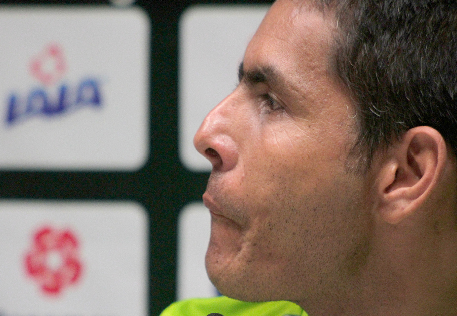 Oswaldo Sánchez señala que debe darse lo máximo en los dos torneos.